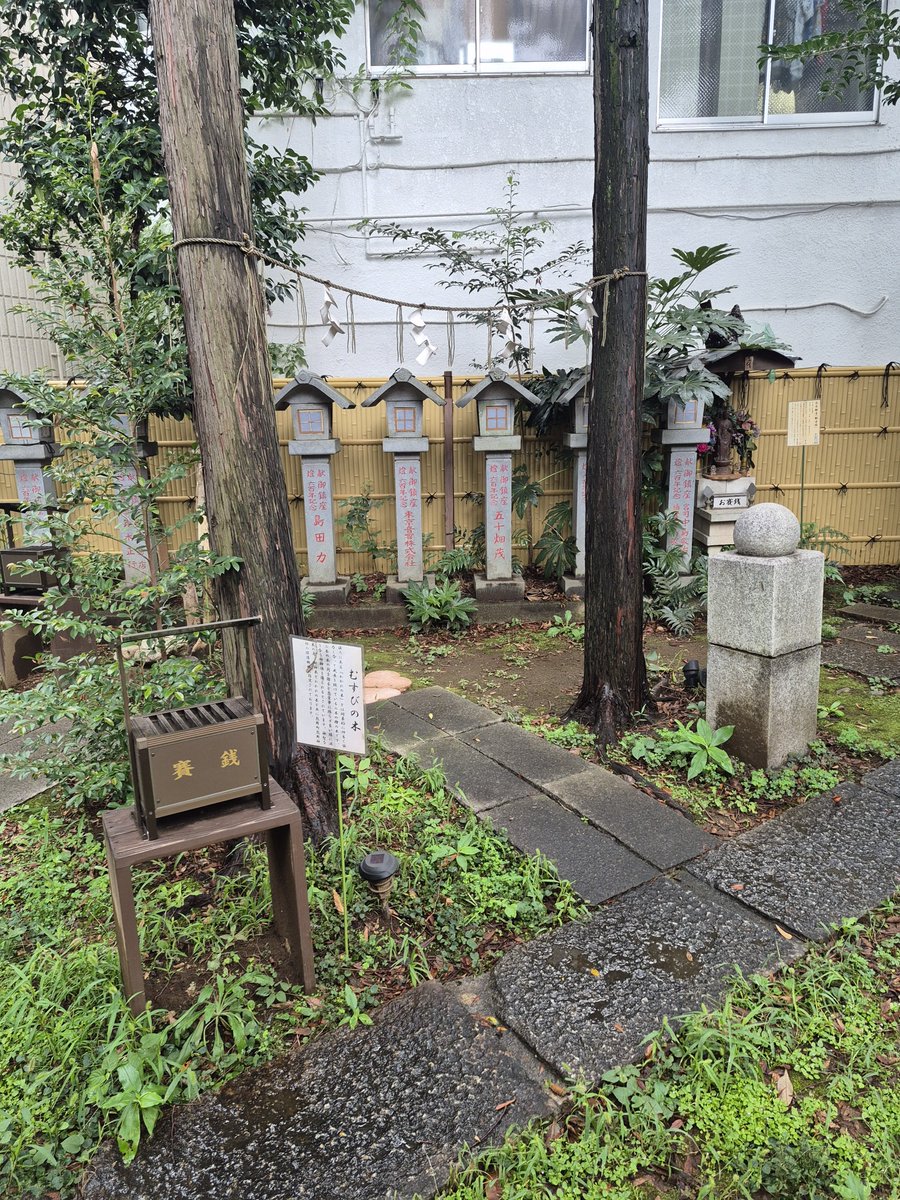 KOF5000's tweet photo. 熊野町の交差点にある熊野神社を訪れました。小さめな神社ですが、むすびの木やわかれの木、人形殿、白衣観音とかなり充実している素晴らしい神社です👍

#熊野神社
#熊野町 https://t.co/gcEZ4KImhO