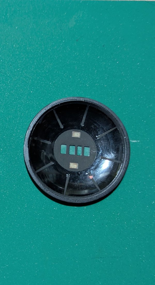 _kamesan_'s tweet photo. ついに、Pixel Watch の裏蓋が外れてしまったので、Googleサポートに連絡したら、過去事例の様な再生品への交換や修理の案内は一切なく、Googleストアポイントが7,000円振り込まれるだけで終わった…
まだまだ使い続けたいんだけど自分でくっつけるしかないのかw https://t.co/VIYmPYLCag