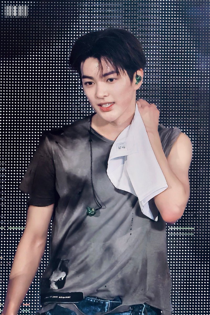 kkpy4z's tweet photo. KEONHO has the kind of voice that naturally creates HOGAN EFFECT

MC KEONHO CENTER STAGE 

#KEONichiwaJapan
#ゴンホ一番星
#KEONHO #건호 https://t.co/A5QAtdIN9y