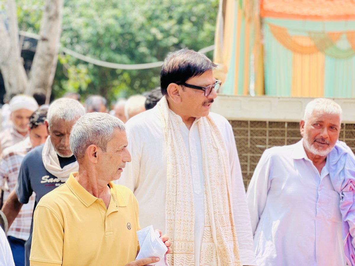 DhirendraGBN's tweet photo. ग्राम ख़्वाजपुर में जनसंवाद और आत्मीय भेंट। #MLAJewar https://t.co/p9B7IvBBVV