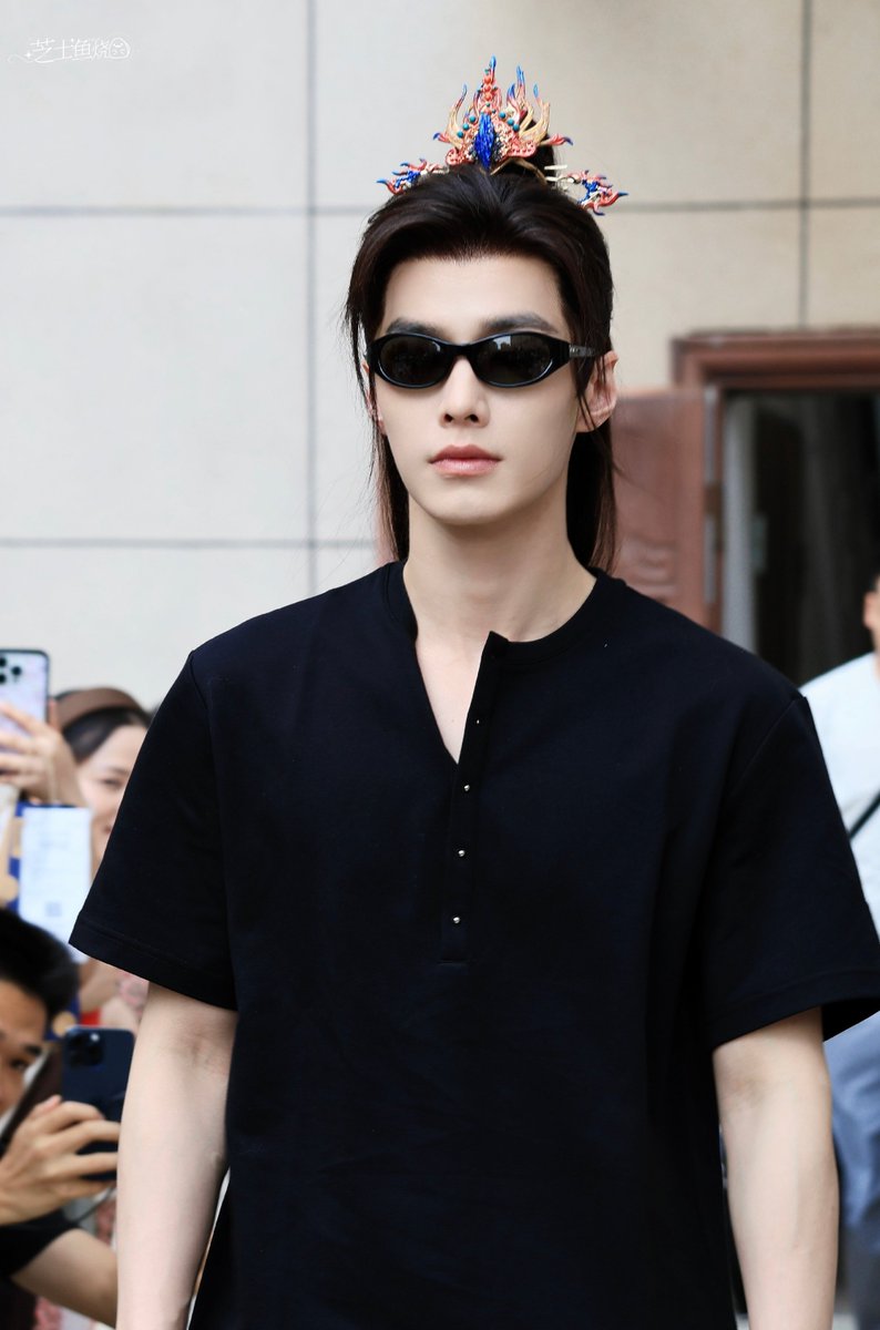 Iszxxx's tweet photo. หน้าก็หล่อ เครื่องหัวก็สวย เริ่ดฮะ https://t.co/eOECYOcQA0