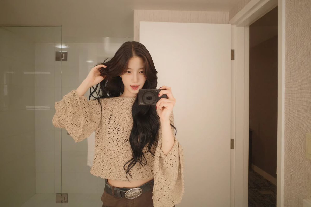 sserapics's tweet photo. zuhazana instagram update 

:😳🤍

#KAZUHA #카즈하
#LE_SSERAFIM #르세라핌 https://t.co/ZpdYn7cRYF