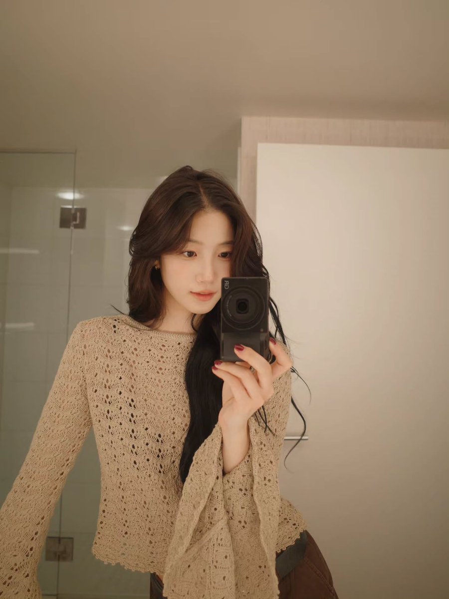 sserapics's tweet photo. zuhazana instagram update 

:😳🤍

#KAZUHA #카즈하
#LE_SSERAFIM #르세라핌 https://t.co/ZpdYn7cRYF