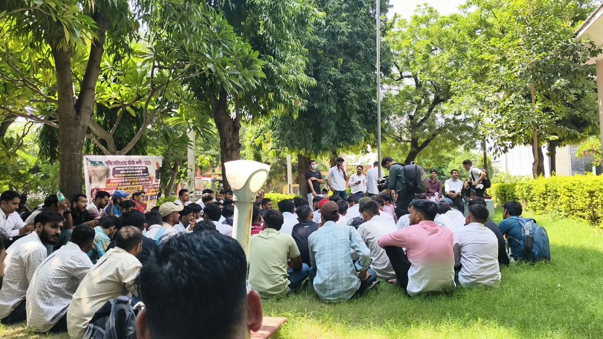 bksuofficial's tweet photo. agriculture supervisor भर्ती पर स्टे के चलते हजारों अभ्यर्थियों का भविष्य अधर में है।
सरकार से मांग है कि मामले में प्रभावी पैरवी कर जल्द से जल्द कानूनी स्थिति स्पष्ट करवाएं, ताकि योग्य अभ्यर्थियों की भर्ती प्रक्रिया अनिश्चितकाल तक न अटके।
@alokrajRSSB
#कृषि_पर्यवेक्षक_स्टे_हटाओ https://t.co/YnfINTTQkW