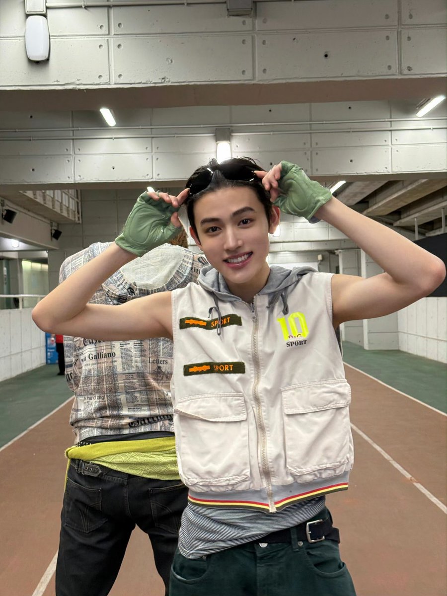 Cxiatt's tweet photo. @Seonghyeon_CN Watching Seonghyeon take the MC role, his EOMPACT is undeniable, and that warm EOMSEAN charm keeps the whole room focused on him, a true EOMUSE moment.

MC EOM TAKES OVER

#SEONGHYEONonAir
#ソンヒョン大活躍
#SEONGHYEON #성현 https://t.co/WDfnSfGcUi