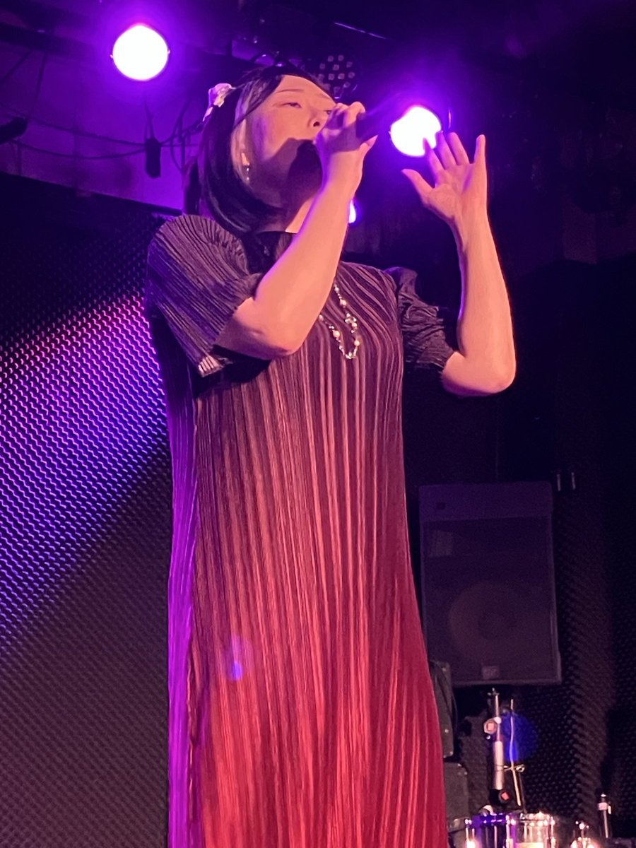 swingpopfes's tweet photo. @vocal_marine @juran_0526 @hozu10866560 @t1tn2ns3sp4p @amikitsune @milk_sister_1 @yumekanau_smile @miyatadaiki @arisaANCHEIN @nanayuka130 @kagurakururu @tubaki37 @nanarainbow0725 hozuさん&ちいらんさん✨
「GHOST SWEEPER」「マジックナンバー」「ライオン」を披露。JAZZアレンジは「サイレント・ヴォイス」🎷
MCではちいらんさんの言葉にhozuさんが涙ぐむ場面も。さらに「初々しい熟女」と名乗り、笑いも誘う温かなステージに💖
#SwingPopFes #すいぽぷ
#hozu @t1tn2ns3sp4p https://t.co/TyMr0xSWYS