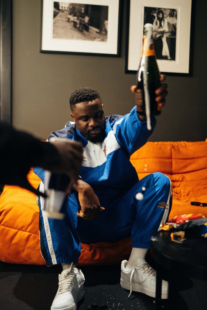 Hitz1039FM's tweet photo. Now playing: Country Side By @sarkodie Ft @blacksherif_ 
🎧@thefantasticdj
Hosts | @DoreenAvio and @Kwamedadziegh
on #DaybreakHitz
#Hitz1039FM #JoyDigital #HitzBeachRave https://t.co/vOEsZr5T7P
