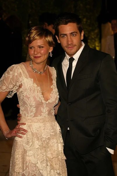 cinevow's tweet photo. Kirsten Dunst and Jake Gyllenhaal at the Vanity Fair Oscar party, 2004 https://t.co/RJZNDjqiy8