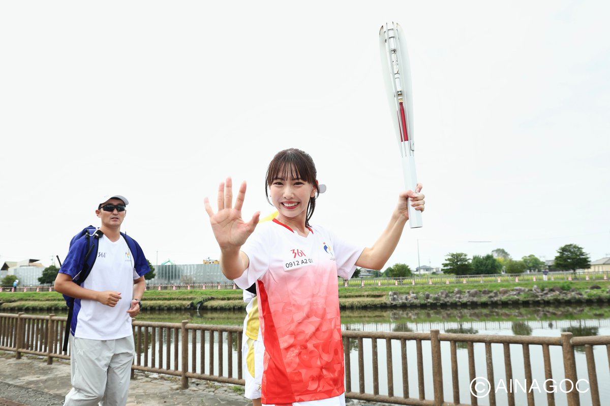 AsianGames_2026's tweet photo. ◤ 聖火リレー・弥富市🔥 ◢

四季折々の花や水辺が美しい三ツ又池公園にて、笑顔あふれる聖火リレーが開催されました！

第1走者として登場したSKE48の熊崎晴香 さんが爽やかな走りでスタートを切ったほか、地元の思いを背負ったランナーら総勢19名が堂々とトーチをバトンタッチ！
沿道からの温かい手拍子と声援に包まれ、弥富の街がひとつになりました！✨

ご声援いただいた皆様、本当にありがとうございました！！🙌

#アジア競技大会 #愛知名古屋2026
