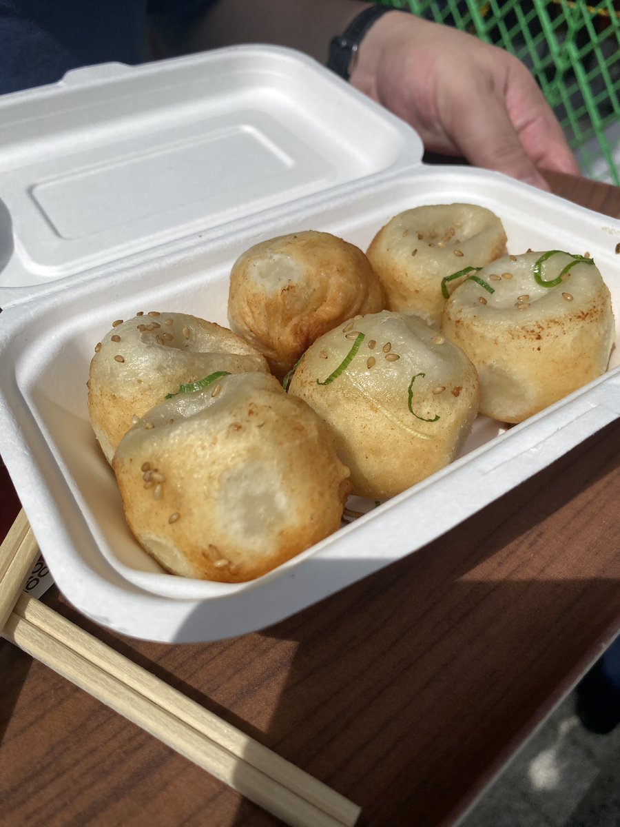 usamechno's tweet photo. 南京町で食べ歩き。神戸意外と近かったけどバスの席がほば埋まってて、あわや帰宅難民になるところだった。 https://t.co/HLuqsRg85z