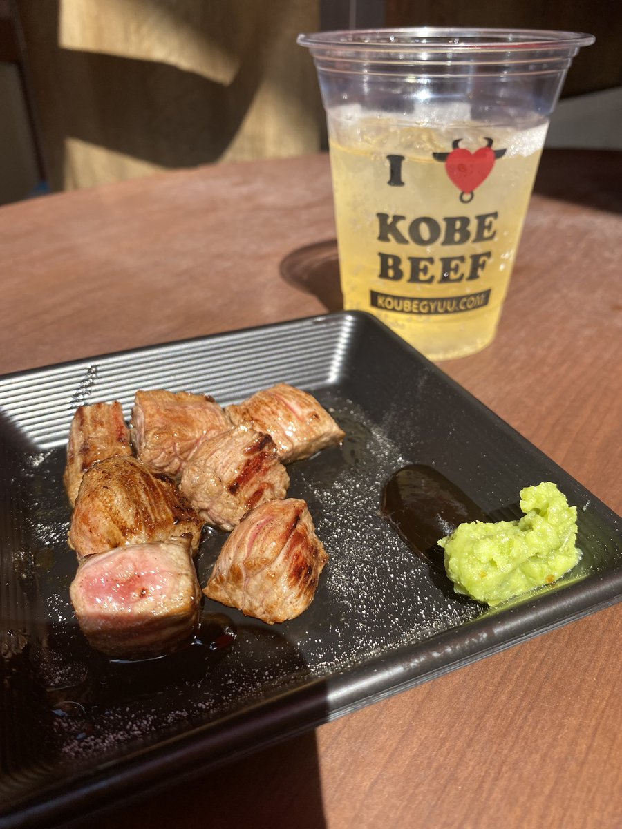 usamechno's tweet photo. 南京町で食べ歩き。神戸意外と近かったけどバスの席がほば埋まってて、あわや帰宅難民になるところだった。 https://t.co/HLuqsRg85z