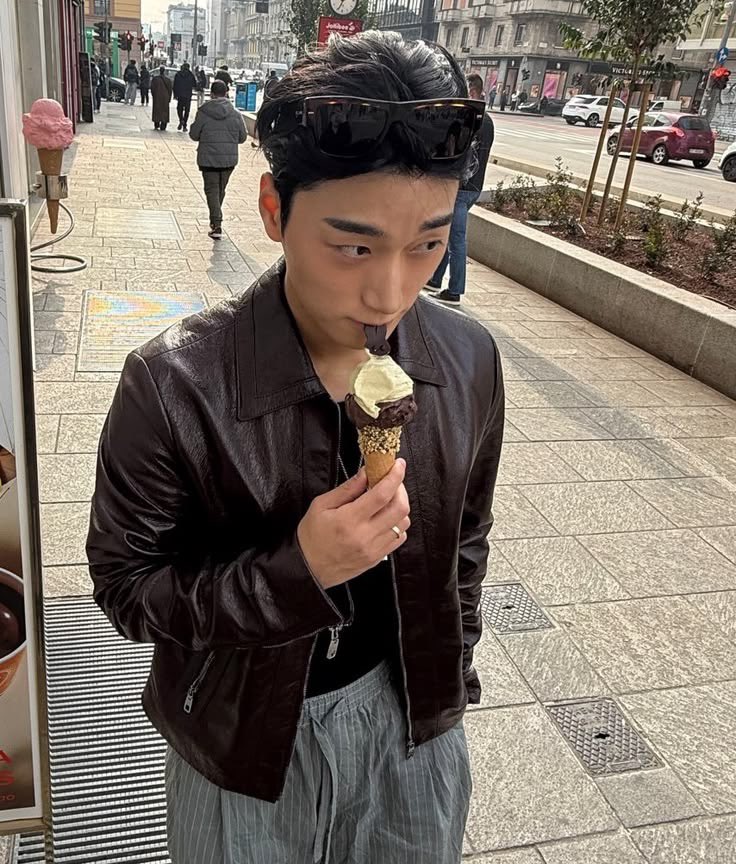 mingitc's tweet photo. Es krim buat deppano, anak gweh yang paling ganteng @tsanchoi kalo kurang bilang, nak. Nanti papih bawain lagi... tukangnya 😊 https://t.co/0rHKJO5gDJ