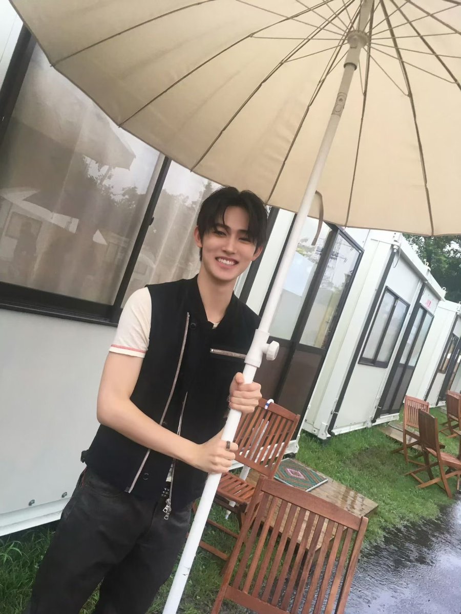 LizEomc6vb's tweet photo. @eomgongju209 @eomlandvnfp Seeing Seonghyeon host live makes us excited, EOMUSE gives unforgettable visuals, EOMPACT commands whole scene focus, EOMSEAN reflects his natural confident energy.

MC EOM TAKES OVER

#SEONGHYEONonAir
#ソンヒョン大活躍
#SEONGHYEON #성현 https://t.co/HvAXTVgw3G