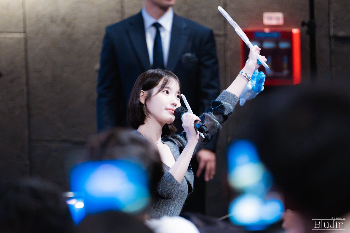 BluJin_pic's tweet photo. [26.09.20] #아이유 #무대인사 #IU #유애나 #UAENA #CGV https://t.co/CwngAPVZ2C