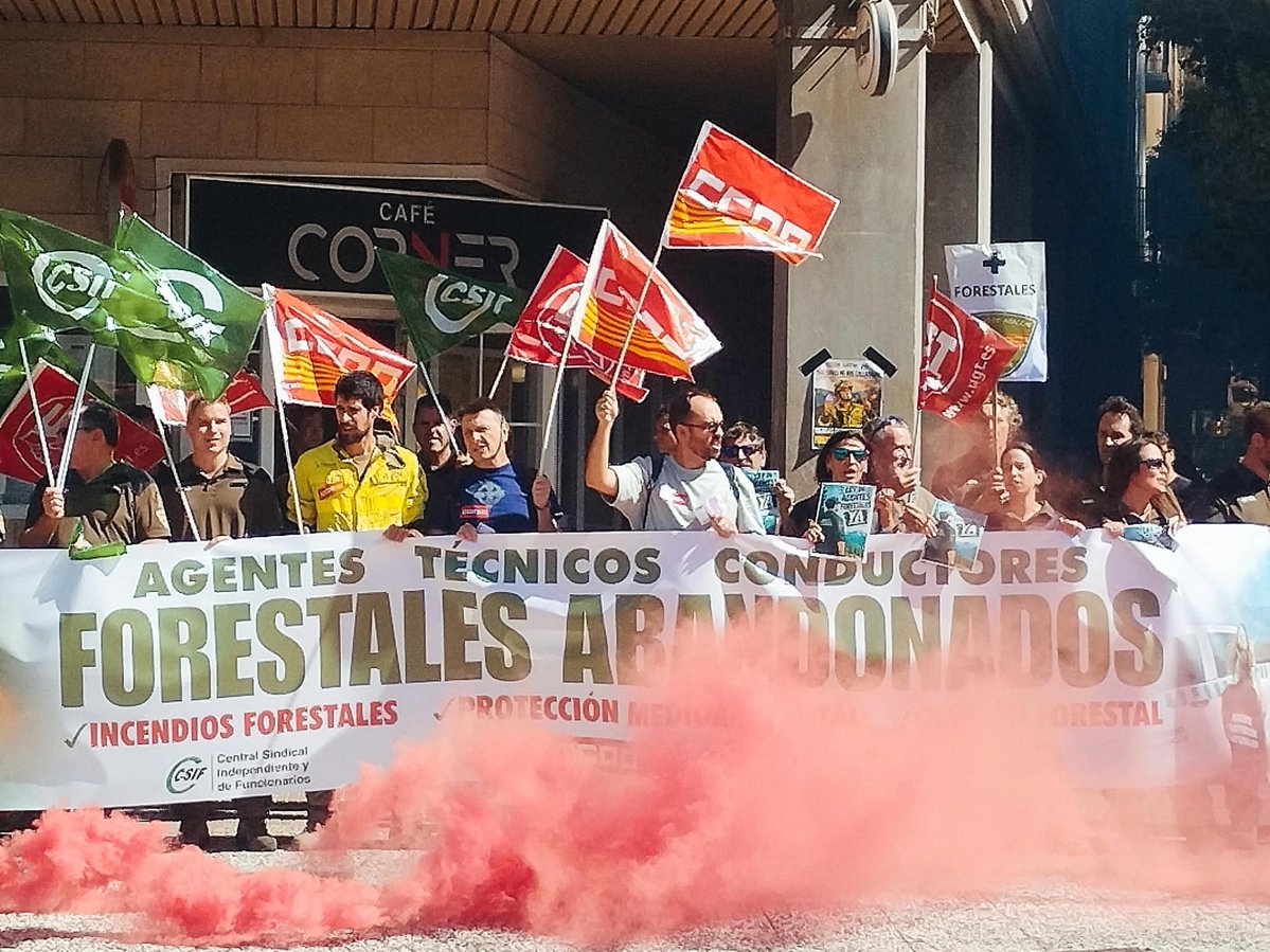 FscAragon's tweet photo. ✊ Ayer volvimos a salir a la calle para exigir mejoras en las condiciones laborales del personal laboral y funcionario del #INFOAR (Ingenieros/as, Conductores/as y APNs).
📢 Ante la falta de acuerdos concretos, seguiremos movilizándonos hasta conseguir avances reales.
#DGA https://t.co/c6lDwFfRZG