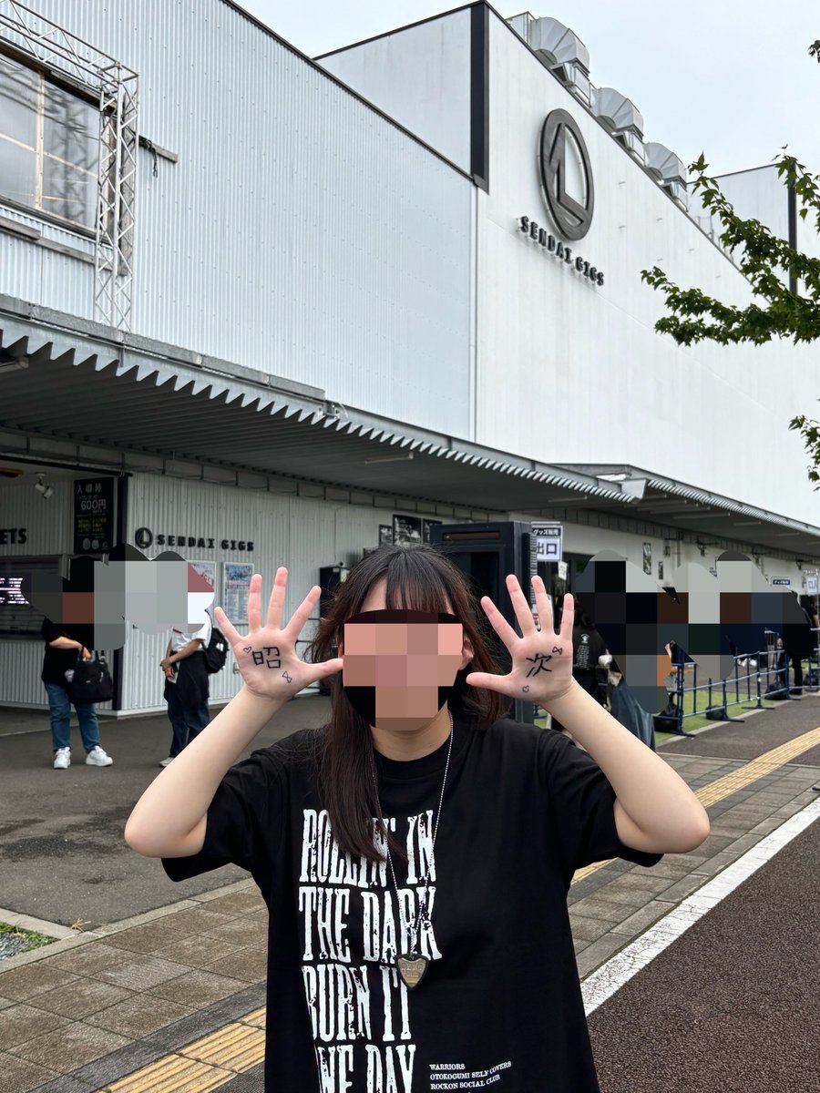 sn_681's tweet photo. 開場ギリギリくらいの時に、前に並んでた人に「おいくつ？」って聞かれたから正直に年齢答えたら驚かれて、今ｽﾄｰﾝｽﾞやってるよ！？じぇしーじゃなくて良いの！？って聞かれたけどそもそもｽﾄが来てるのすら知らなくて逆に私が驚いたっていう。

これも良い思い出ですわ https://t.co/qfR165UB1Y