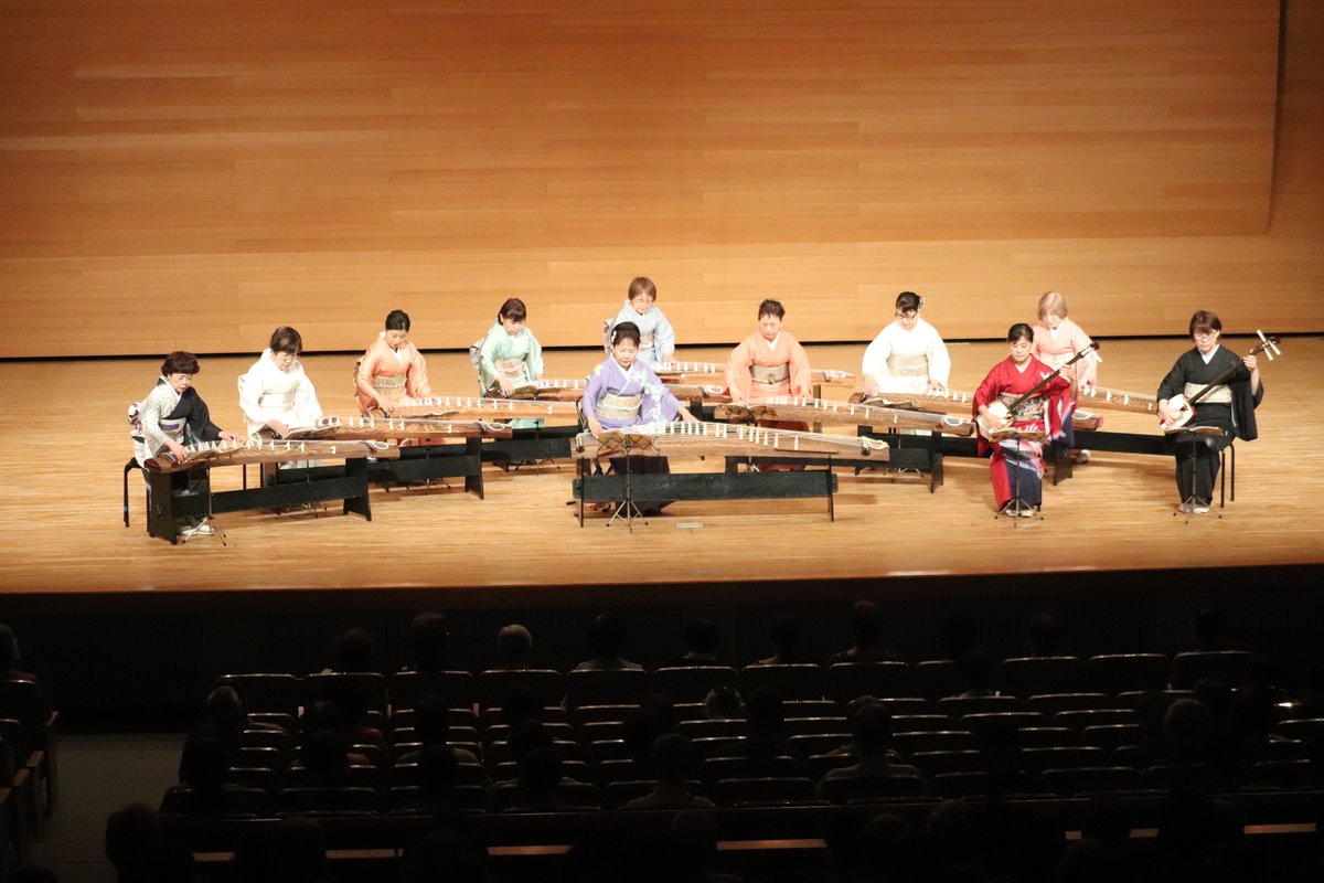 kannabe_bk's tweet photo. 【ご来場ありがとうございました！】
9月20日に 「ふくやま邦楽演奏会2026」を開催しました。
今年も備後地域で活躍している邦楽グループ12団体が、流派の垣根を越えて文化会館に集結‼
和楽器アンサンブルの素敵な演奏を聴かせてくれました🎶
＃神辺文化会館　＃邦楽演奏会　＃和楽器 https://t.co/aqpE5UDbz5