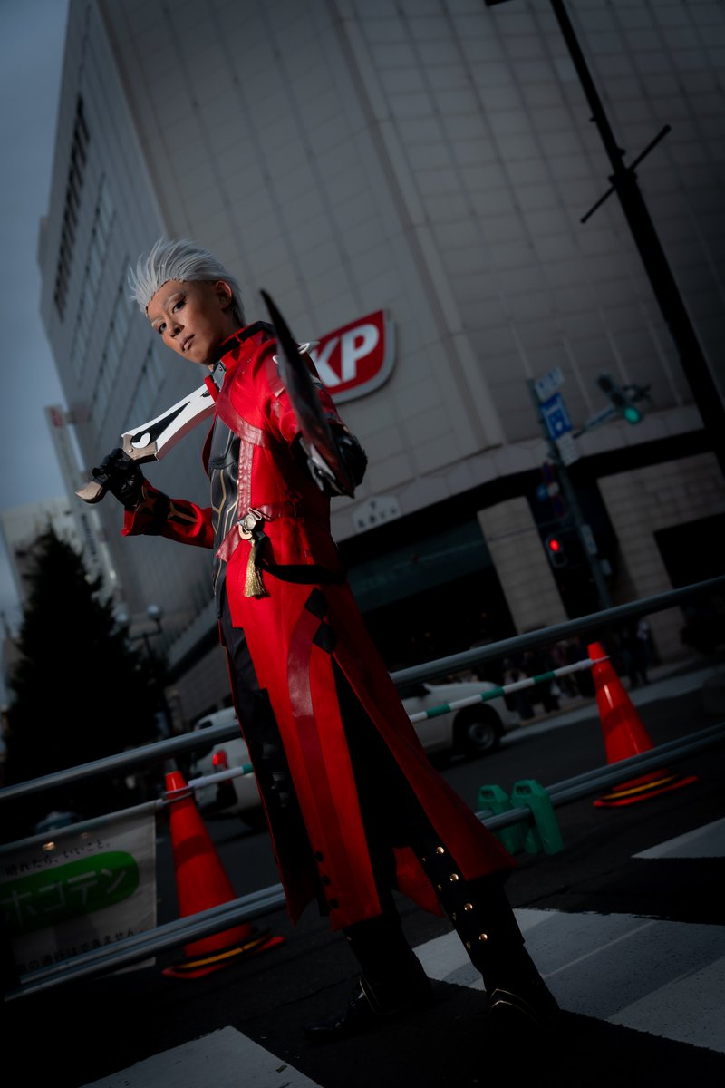 polo_cos_0821's tweet photo. 崩壊：スターレイル
　　　　　　　　×
Fate/stay night[Unlimited Blade Works]　
　　　　　　  <Archer>

photo：我次郎さん（@gazirock）

背景暗めver
暗い街中をバックに赤が映えるように浮かび上がっているのがすごく好きです✌️✌️✌️ https://t.co/BYHbQNMcds