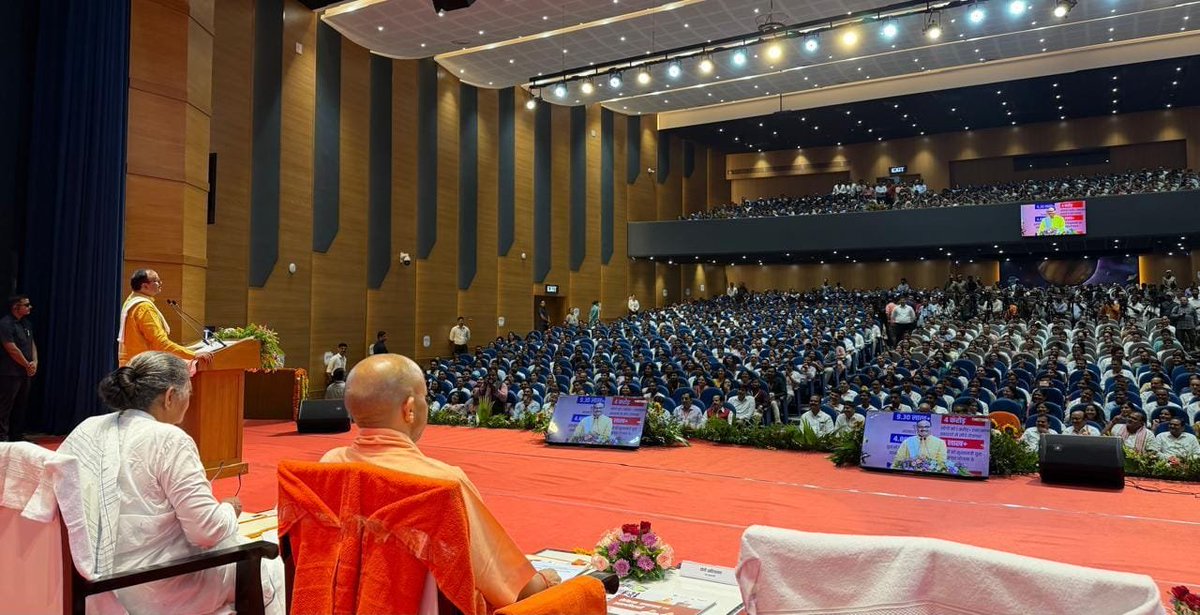 brajeshpathakup's tweet photo. "अवसरों के खुले द्वार, 
रोजगार से यूपी में नया निखार" 

आज लखनऊ में मा० मुख्यमंत्री श्री योगी आदित्यनाथ जी की गरिमामयी उपस्थिति में उत्तर प्रदेश शिक्षा सेवा चयन आयोग द्वारा चयनित 3,567 अभ्यर्थियों को नियुक्ति पत्र वितरण कार्यक्रम में सम्मिलित होकर सभी चयनित अभ्यर्थियों को हार्दिक बधाई एवं उज्ज्वल भविष्य की शुभकामनाएँ दीं।

इन चयनित अभ्यार्थियों में 319 प्रधानाचार्य, 258 प्रधानाध्यापक, 618 प्रवक्ता एवं 2,372 प्रशिक्षित स्नातक शिक्षक शामिल हैं।

नवचयनित शिक्षकों को संबोधित करते हुए कहा कि आपकी प्रतिभा, समर्पण और सेवा भावना प्रदेश की भावी पीढ़ी के निर्माण में महत्वपूर्ण भूम���का निभाएगी। 

आज का नया उत्तर प्रदेश शिक्षा व्यवस्था को और अधिक सशक्त, गुणवत्तापूर्ण एवं रोजगारपरक बनाने के संकल्प के साथ निरंतर आगे बढ़ रहा है।

शिक्षित युवा, सशक्त समाज और विकसित उत्तर प्रदेश, यही हमारी प्राथमिकता है।

इस अवसर पर मा० राज्यमंत्री (स्वतंत्र प्रभार) उत्तर प्रदेश सरकार श्रीमती गुलाब देवी जी, अध्यक्ष उत्तर प्रदेश शिक्षा सेवा चयन आयोग श्री प्रशांत कुमार जी, सचिव माध्यमिक शिक्षा उत्तर प्रदेश सुश्री किंजल सिंह जी, सदस्य, विधान परिषद डॉ० महेंद्र सिंह जी एवं अन्य गणमान्यजन उपस्थित रहे।

@BJP4India
@BJP4UP