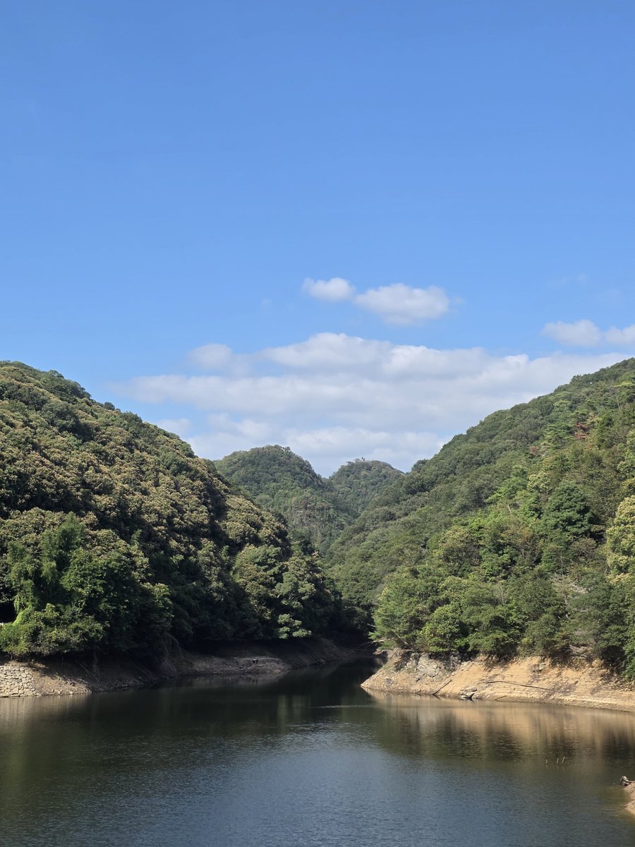 eiji5222's tweet photo. 地元冒険①😄
家の近くにある、天空の階段を見てきました🚶‍♂️階段を登りきると真ん中に見える山がハート❤に見える事からハート山と言われてます✌️ https://t.co/wSdCl2vvIU
