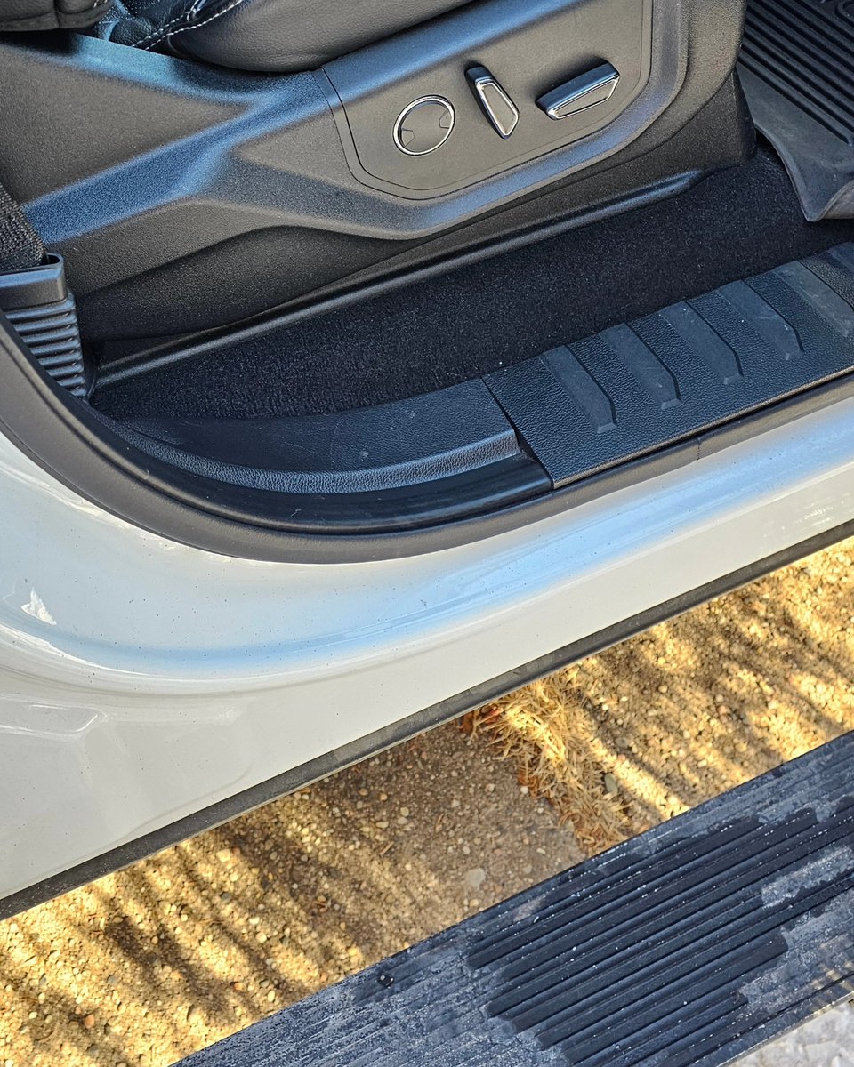 nidaaskoglu's tweet photo. Another freezing day for detailing! Chemicals nearly froze on surfaces, pet hair was deeply embedded, and the floor mats were a disaster. Restored them to 90% factory condition despite worn holes. Great results—the customer was pleased! https://t.co/b1EjiTsE3I