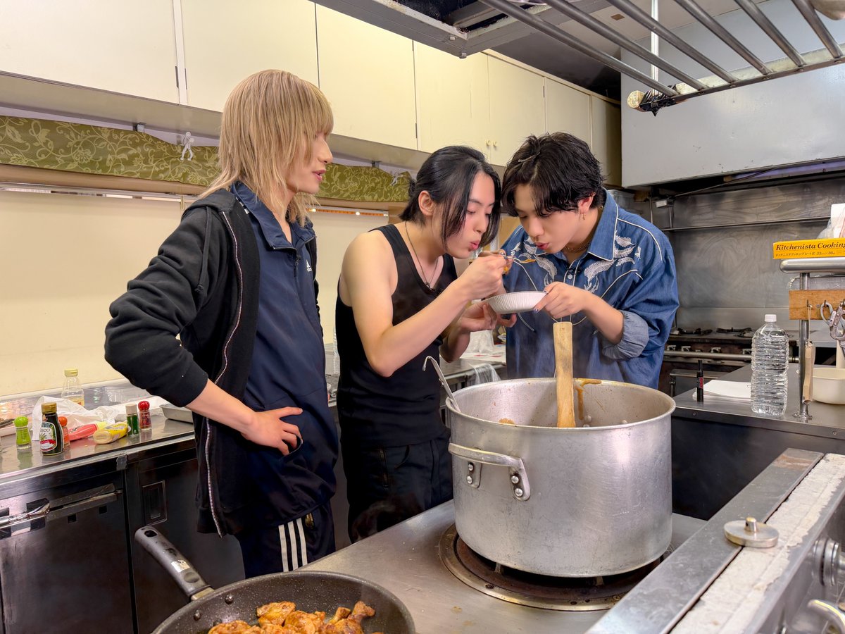 SupaQuestfuji's tweet photo. 明日の #スパクエ は

／
 北関東1泊2日旅 🚃✨
＼
自分たちで買ってきた食材を使って
８人でカレー作りに挑戦🍛🔥

手際の良さに個性が出まくり！？
普段料理をするメンバー・しないメンバーが
丸わかりです🍳

#SUPERDRAGON #スパドラ https://t.co/mqa5mR0lWj