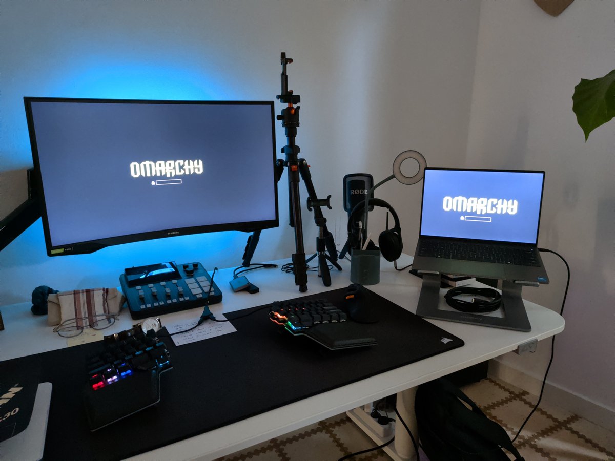mbvlabs's tweet photo. Double up on Omarchy, ready to cook https://t.co/rZZg654Tp7