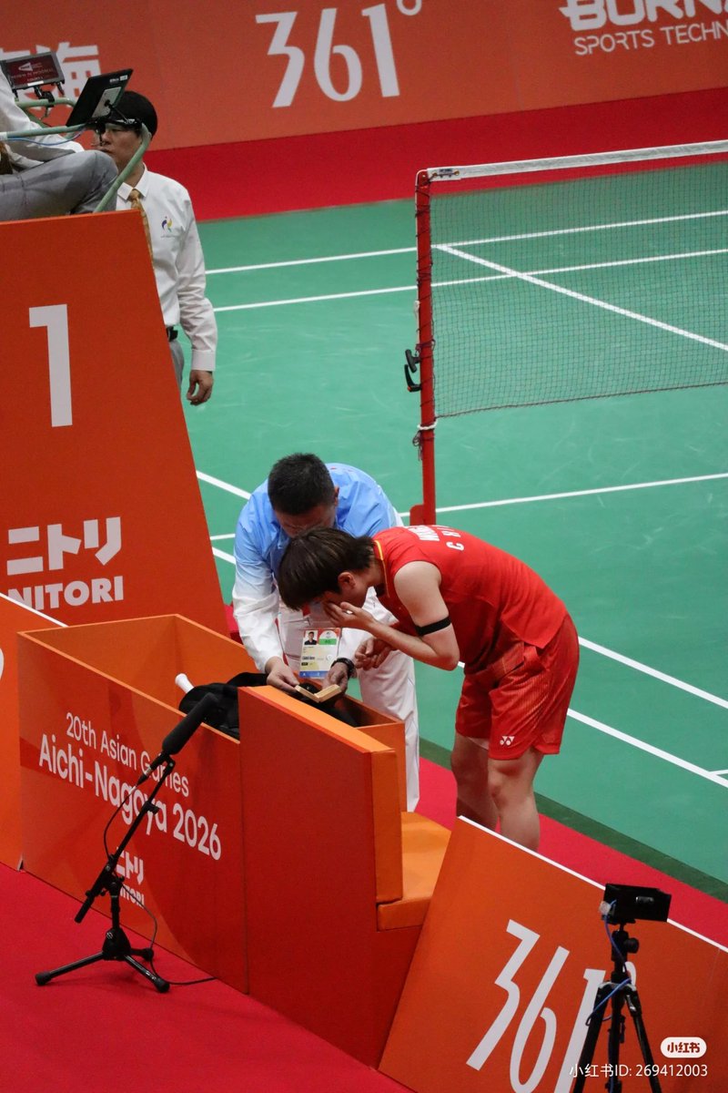 zhiyiilyy's tweet photo. just found out that zhiyi actually near-sighted so she had to wear contact lens during her match. so today, as she's rubbing her eyes the lens get fall out and it actually broken inside her eyes!! half of it get stuck 😭😭 https://t.co/fDAUl8VIoZ