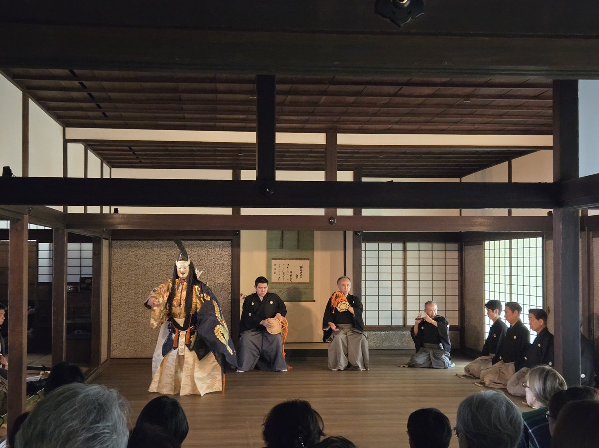 kyotodeasobo's tweet photo. 【📣速レポ】
本日、ご厚意で冷泉家住宅で行われた「冷泉家勧進能」を取材させていただきました！
※写真は許可を得て撮影したものです

現存最古の公家屋敷である冷泉家住宅の保存維持活動の支援として企画されたもので、冷泉家に関わりのある「忠度」と「定家」の2演目が行われています。

取材時の演目は「忠度」。冷泉家の遠祖・藤原定家の父俊成に和歌を学んだ武人・平忠度の物語です。

冷泉家にまつわる演目を冷泉家で鑑賞できるのはまたとない特別な機会。
その上座敷能という形式ならではの、客先と舞台が距離なくつながった空間は臨場感抜群！
まるで自分も物語世界の一部になったかのような一体感が味わえ、観客の皆さんも時を忘れて惹き込まれていました。
またとない特別な機会となりました。