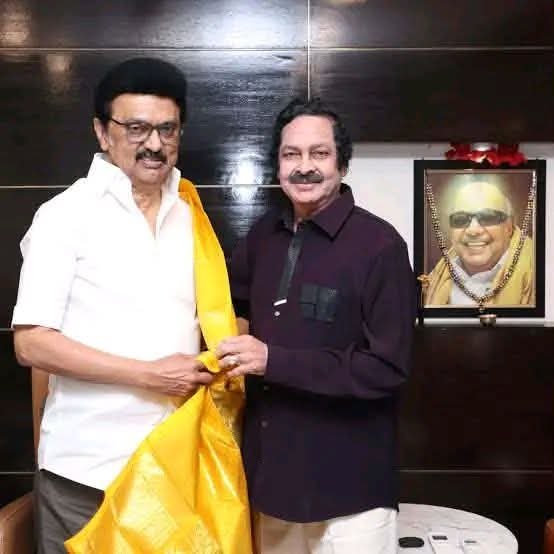 volfo4Thamil's tweet photo. #JUSTIN || SRMU பொதுச் செயலாளர் கண்ணையா மகன் பிரகாஷ்க்கு சம்மன் ..

எந்த ரயில்வே ஸ்டேஷன் சென்றாலும் இவர் போட்டோவை பார்க்கலாம்....

மத்தியில் யார் ஆட்சிக்கு வந்தாலும்  இவர் சொல்வது தான் தென்னக ரயில்வே...

ஸ்டாலின் சொந்தக்காரர் என்று சொல்வாங்க ரயில்வே துறையில். ..

இப்போ இவர் மகன் பிரகாஷ்க்கு  நேரில் வரும்படி ஆணை.

😂😂