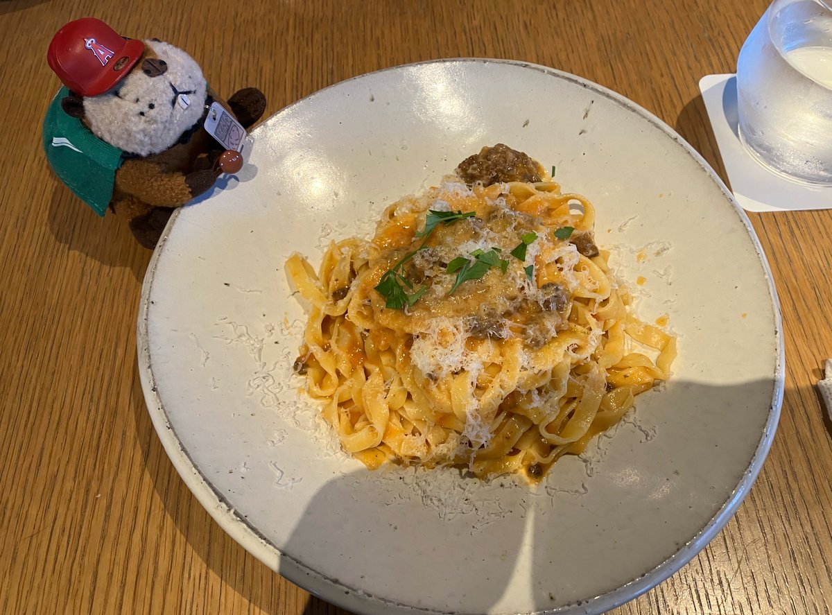 Fuyu4126spbv's tweet photo. ガチャ後は秋田からいらした友2人を渋谷ミヤシタパークへ♫
ランチ時でどのお店も混んでたけれど、こちらタイミングよく入店できました🙌🏼
牛挽肉ボロネーゼのタリアテッレ、超美味でした🤤
#NewLight
#ミヤシタパーク https://t.co/RVH6yhNTlF