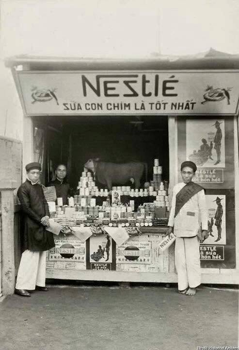 k0ushou's tweet photo. Nestle ads during Nguyen Dynasty. Also called "sua con chim" ('the bird' milk).
The title in the first ad said "Nestle brand cow's milk is the finest essential product in the world. As such, this milk can serve as a substitute for mother's milk to nourish young children, and its use should never be overlooked." in vietnamese and the same quote but in classical han.