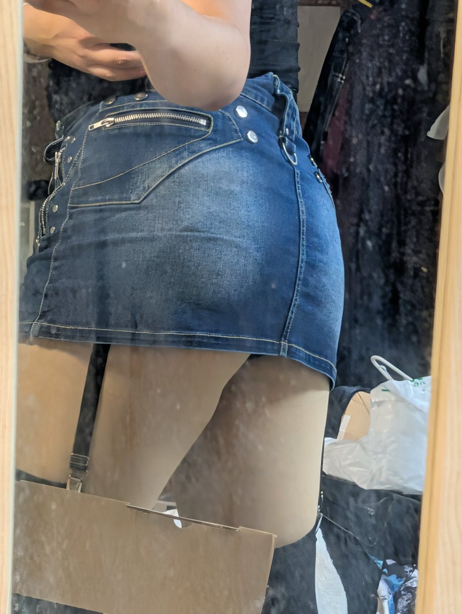 Habanerobrand's tweet photo. 一つだけなぞのエックスの仕様🤔

この写真はセンシティブ判定されないのは謎なのー🤔

お尻強調のヘッダーは判定されたから泣く泣くお蔵入りなのにねぇ😢

今日もお気に入りのミニスカート☺️💕 https://t.co/GEOB6rqrKI