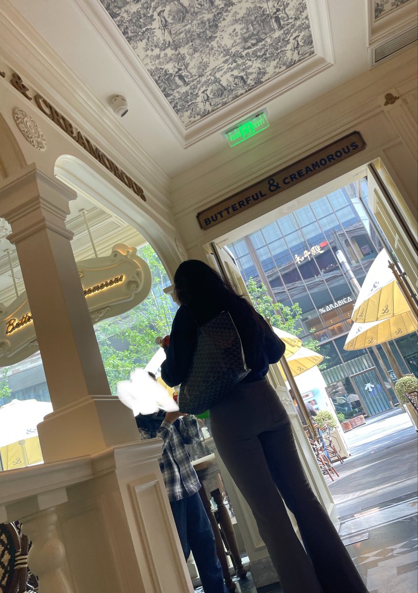 liveoldJoe's tweet photo. 这位妈妈的大屁股真好看
忍不住要上手
#人妻 
#美臀 
#紧身裤
#少妇
#人妻 https://t.co/nYxBedb8cV