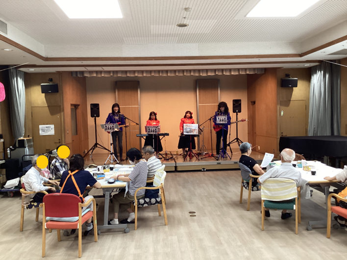 aikoh_chiba's tweet photo. ≪8月 オレンジカフェ≫

はちすにて、オービット4さんによる夏のフェスを開催！昭和歌謡で大盛り上がりでした☕

後半は認知症月間にちなみ「伝えたいわたしらしさ」をテーマに参加者とメッセージカードを作成！

作品は9月中、佐倉南図書館に展示中です✨

https://t.co/RS6DlgPq5W https://t.co/EqqO5Xs8MK