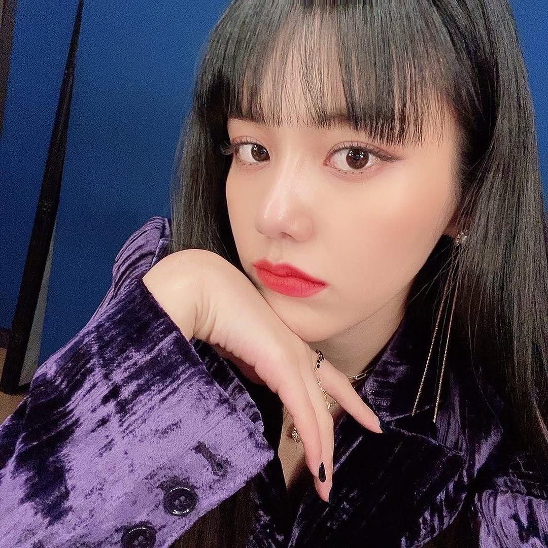 isabelrob_7sve's tweet photo. 갑작스러운 앞머리인데 다들 좋아해 주셔서 감사해요. 내일 마지막 방송도 힘내볼게요! 오늘 엘비스 엔젤 봉 덕분에 정말 감동받았어요. https://t.co/UpXATvyM6g