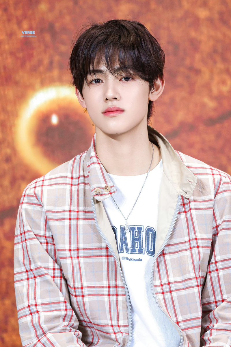Llyamaf's tweet photo. @Seonghyeon_CN Gorgeous EOMUSE fills the screen when Seonghyeon takes the MC spotlight, his impressive stage control delivers huge EOMPACT, his charm holds unforgettable EOMSEAN.

MC EOM TAKES OVER

#SEONGHYEONonAir
#ソンヒョン大活躍
#SEONGHYEON #성현 https://t.co/kSXc5NpUgf
