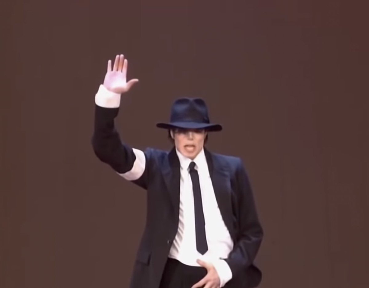 moonwalk_anco's tweet photo. マイケルが右腕につけていた腕章。色も色々？Badの頃からトレードマークのようになったそうだけれど、ファッションだけでなく、後には「苦しんでいる子どもたち」を象徴するものとして身につけてたそうで。
今回の映画ではまだつけていなかった？また明日確認しに行こうっと(8回目)♪ https://t.co/fZ3GFVnPX4