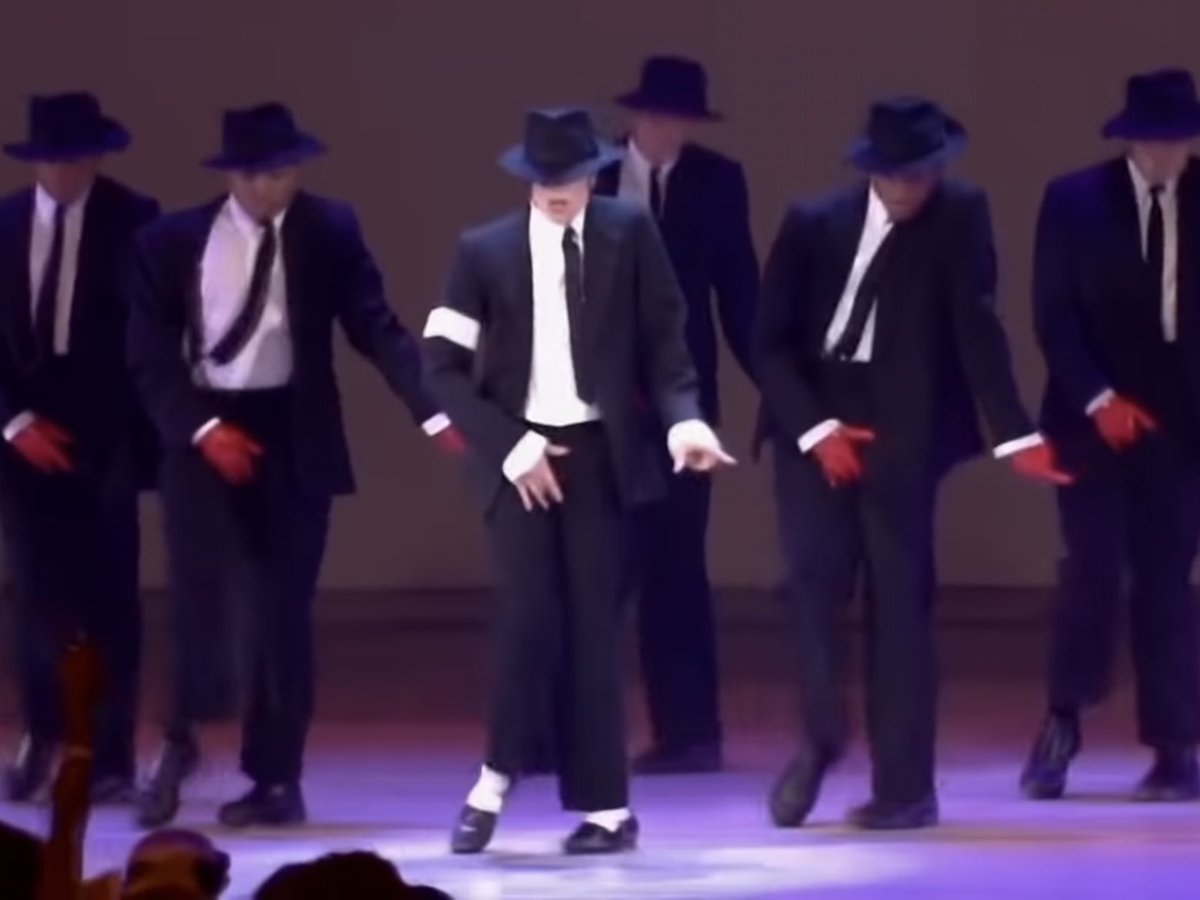 moonwalk_anco's tweet photo. マイケルが右腕につけていた腕章。色も色々？Badの頃からトレードマークのようになったそうだけれど、ファッションだけでなく、後には「苦しんでいる子どもたち」を象徴するものとして身につけてたそうで。
今回の映画ではまだつけていなかった？また明日確認しに行こうっと(8回目)♪ https://t.co/fZ3GFVnPX4