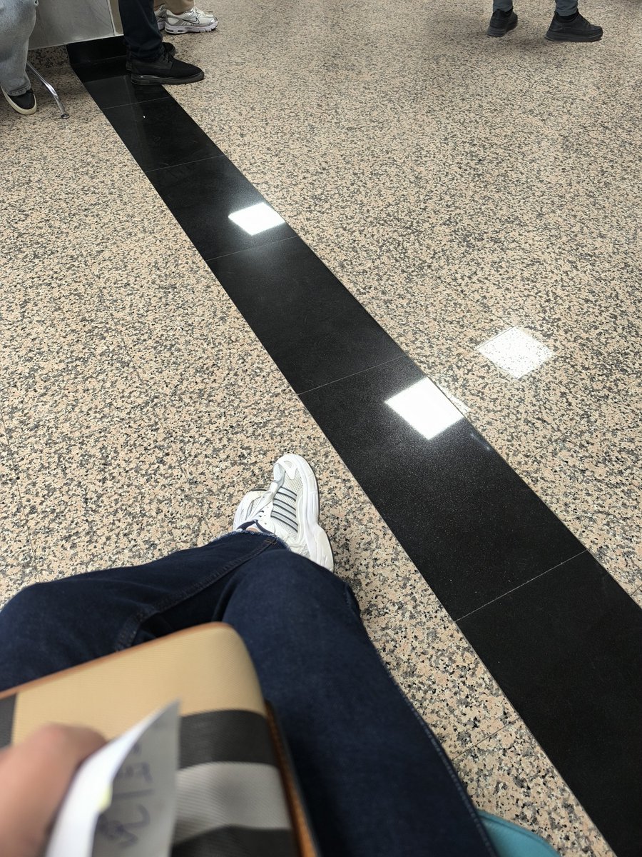 SE23345859's tweet photo. Devlet hastanesi pişmanlıktır 🤦🏻‍♀️
Özeldeki doktor doktor değil 😒
Sabahtan beri kök saldım hastaneye 
Gram oynamıyor sıralarda 🤬 https://t.co/TqujHVKeVb