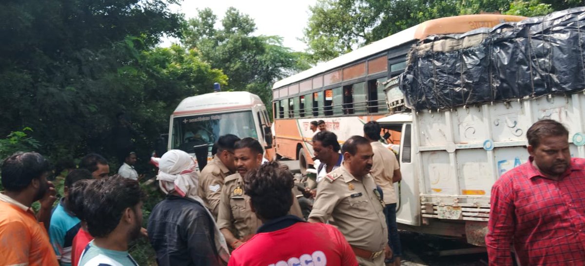 AnkitGuptaUP76's tweet photo. #एटा
➡️रोडवेज बस-पिकअप की आमने-सामने भिड़ंत
➡️हादसे में पिकअप चालक की दर्दनाक मौत
➡️करीब एक घंटे बाद केबिन से निकाला गया शव
➡️बस परिचालक व पिकअप हेल्पर गंभीर घायल
➡️हादसे के बाद बस चालक मौके से फरार
➡️पुलिस ने पहुंचकर संभाली यातायात व्यवस्था
➡️कोतवाली अलीगंज क्षेत्र का मामला https://t.co/9XraAjCJfY