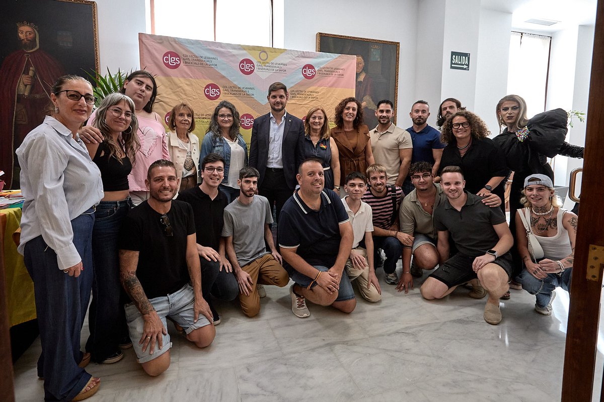josemaprieto's tweet photo. La grandesa d’una ciutat es mesura també per com protegeix la dignitat de tota la seua ciutadania. Per això les V Jornades contra l’LGTBI-fòbia ‘Javier Abil Orpegui’ és una cita tan necessària per a #Gandia.

Un espai per recordar, reflexionar i continuar defensant una ciutat on cadascú puga ser qui és i estimar qui vulga, sense por. I, sobretot, per mantindre viva la memòria de Javier Abil.

A #Gandia, ni un pas enrere en respecte, llibertat i drets. 💜

(Fotos: Natxo Francés)