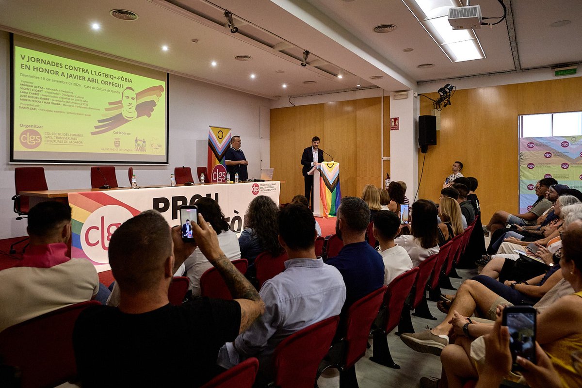 josemaprieto's tweet photo. La grandesa d’una ciutat es mesura també per com protegeix la dignitat de tota la seua ciutadania. Per això les V Jornades contra l’LGTBI-fòbia ‘Javier Abil Orpegui’ és una cita tan necessària per a #Gandia.

Un espai per recordar, reflexionar i continuar defensant una ciutat on cadascú puga ser qui és i estimar qui vulga, sense por. I, sobretot, per mantindre viva la memòria de Javier Abil.

A #Gandia, ni un pas enrere en respecte, llibertat i drets. 💜

(Fotos: Natxo Francés)