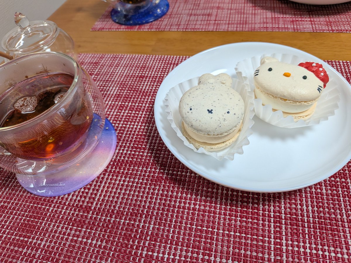 chrysanthemdoll's tweet photo. 今日のティー
弟に貰ったマカロン(ミルク・アールグレイ)と
ムレスナティーのハニーとローズ https://t.co/M1QDDtPYen