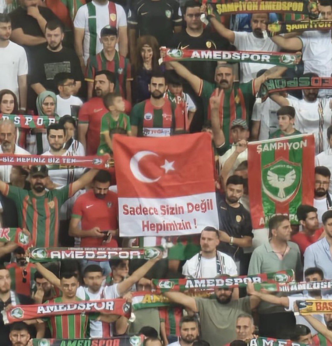 diyarlee2's tweet photo. @kultiginmedya Bayrağa böyle saygı duyulur.Bayrağı kullanarak ibbinelik topluk yapılmaz https://t.co/jPi7jsJsBE