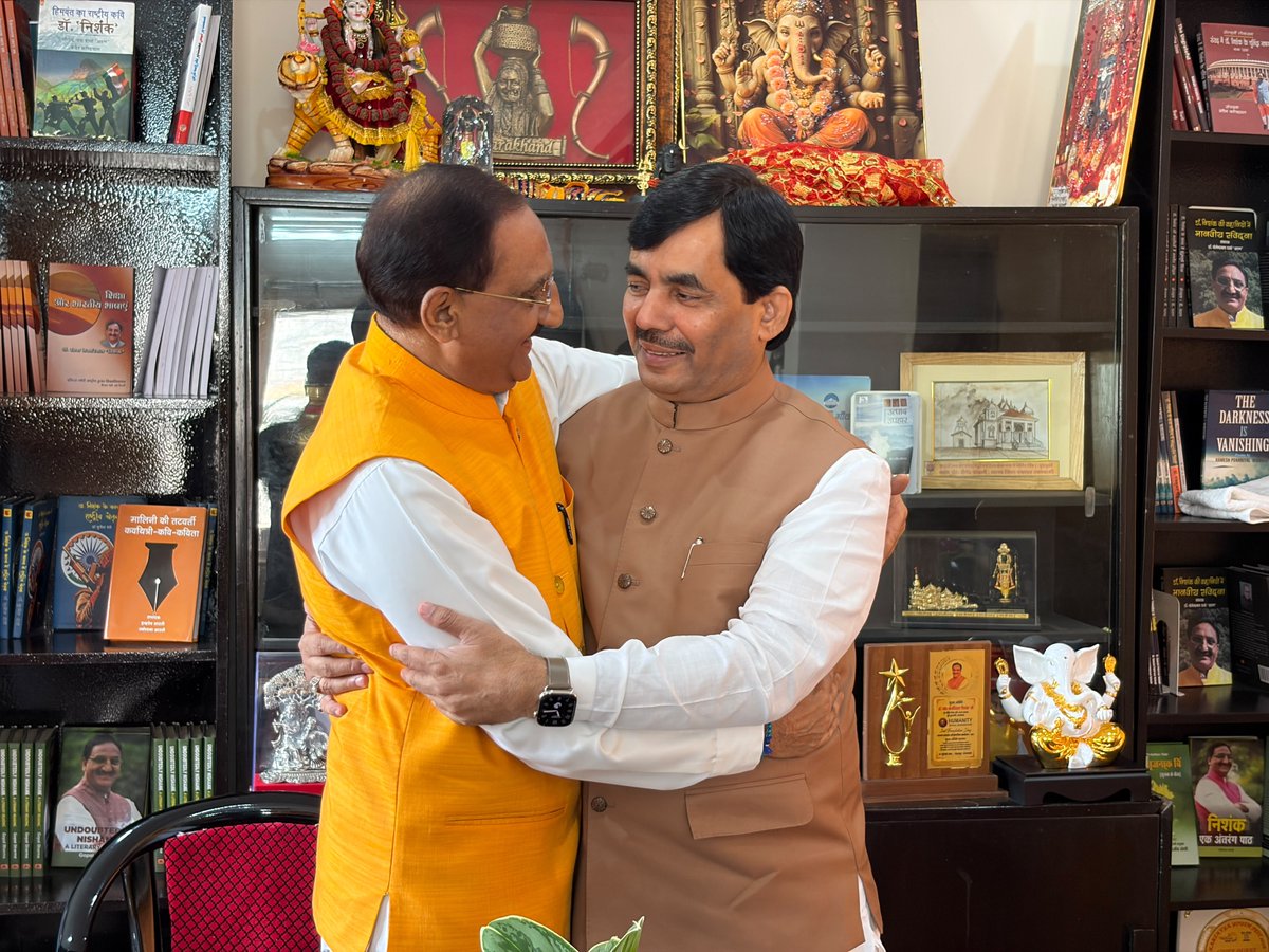 DrRPNishank's tweet photo. कुछ मुलाकातें केवल वर्तमान से नहीं जुड़ी होतीं, वे अपने साथ बीते हुए समय की अनेक स्मृतियाँ भी ले आती हैं।

आज लेखक गाँव, देहरादून में पूर्व केंद्रीय मंत्री एवं भारतीय जनता पार्टी के राष्ट्रीय प्रवक्ता श्री @ShahnawazBJP जी से आत्मीय भेंट हुई। मिलते ही युवा मोर्चा के दिनों की अनेक स्मृतियाँ, साथ चले संघर्ष के रास्ते और सार्वजनिक जीवन की आरंभिक यात्राएँ सहज ही स्मृतियों के पटल पर उतर आईं।

संसद में साथ बिताए आत्मीय क्षणों, जनसेवा से जुड़े कार्यों और उन दिनों की चर्चाओं की यादें भी जैसे फिर से जीवंत हो उठीं।
