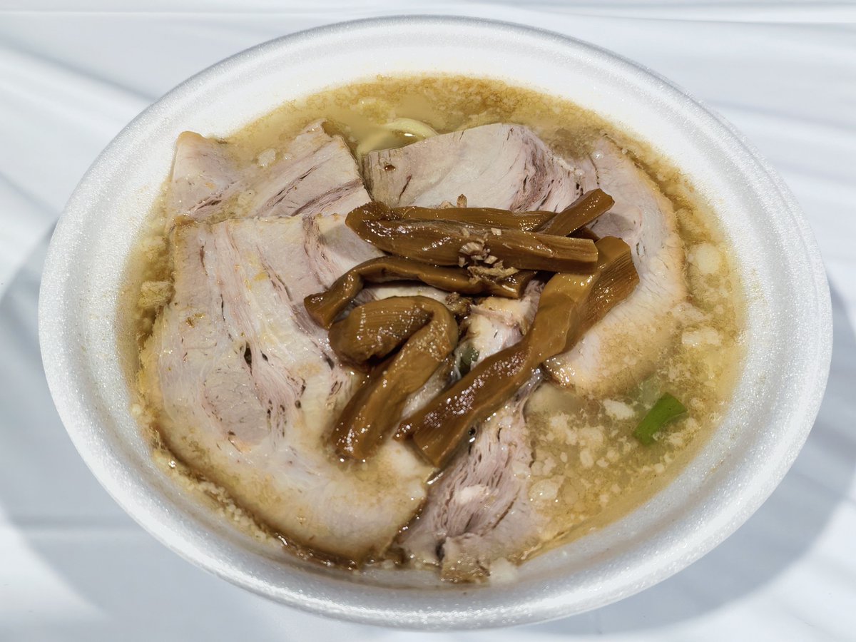 nh787's tweet photo. ねぎとんラーメン@ラーメンねぎとん（信州ラーメン博）
「つけめんTETSU」「ナポレオン軒」のネクストブランド(ヾ(｡･ω･)ﾉ☆ﾟ+.チャーシューたっぷり、食べ応えの多加水麺、微濁塩豚骨で背脂が浮く感じはニュー「ちゃん系」ラーメンヽ(´ー｀)ノネギを素揚げしてトッピングするひと手間も嬉しい✨ https://t.co/sUCydRnurK