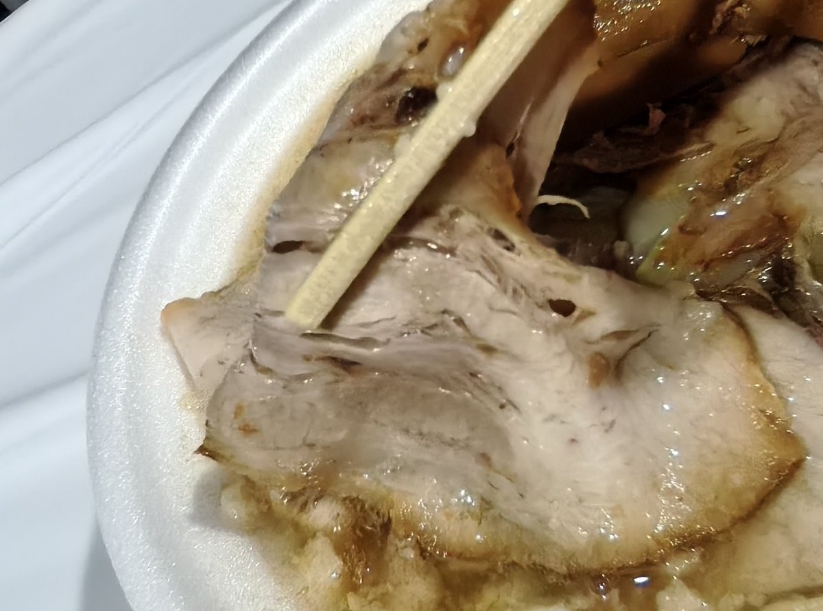 nh787's tweet photo. ねぎとんラーメン@ラーメンねぎとん（信州ラーメン博）
「つけめんTETSU」「ナポレオン軒」のネクストブランド(ヾ(｡･ω･)ﾉ☆ﾟ+.チャーシューたっぷり、食べ応えの多加水麺、微濁塩豚骨で背脂が浮く感じはニュー「ちゃん系」ラーメンヽ(´ー｀)ノネギを素揚げしてトッピングするひと手間も嬉しい✨ https://t.co/sUCydRnurK