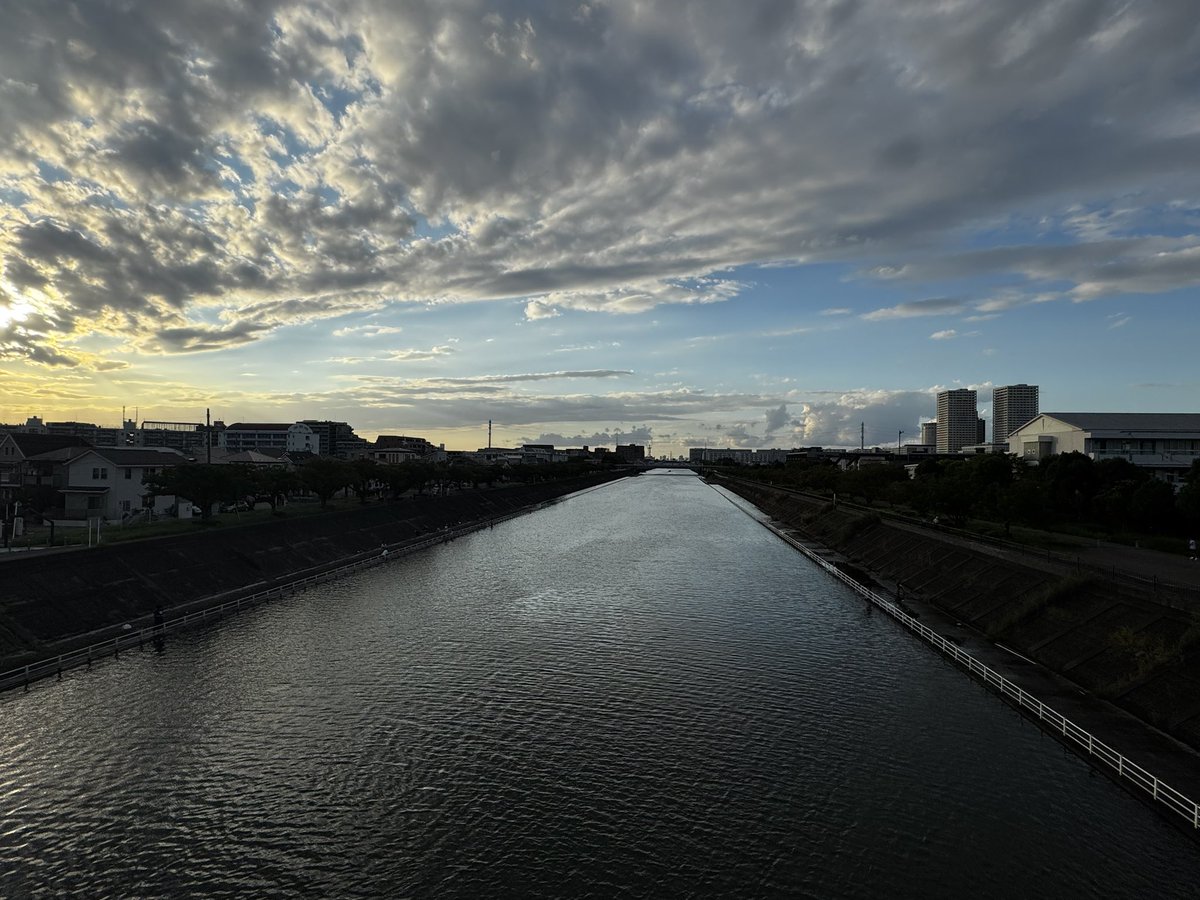 taiyakiaaa's tweet photo. 台風一過の浦安
境川下流ではいつもより水位が高いからか、
釣りしてる人多め https://t.co/CKsNLZNhVp