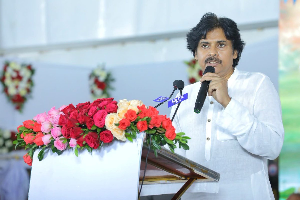 JSPYadav07's tweet photo. "నేను మీకు కనిపించను అని అనుకుంటారు, నేను ఇక్కడ ఉంటె పనులు ఎలా జరుగుతాయి? ఏ పావు కదిపితే పనులు అవుతాయో తెలుసు! ♟️🔥

          -డిప్యూటీ సీఎం పవన్ కళ్యాణ్ గారు

#PawanKalyan #JanaSena #APPolitics #Pithapuram https://t.co/10Zg4TMSfj